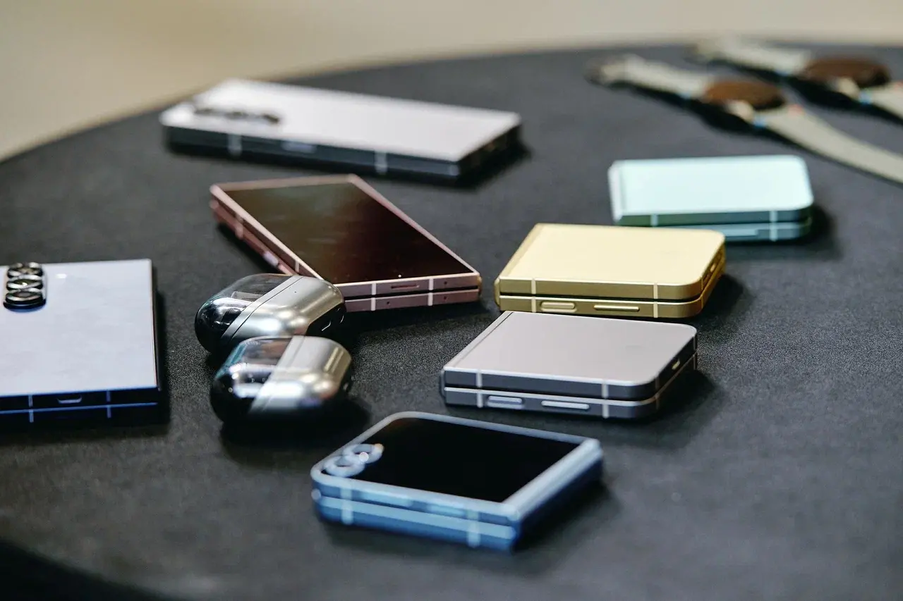 Складные смартфоны в России стали покупать на треть чаще