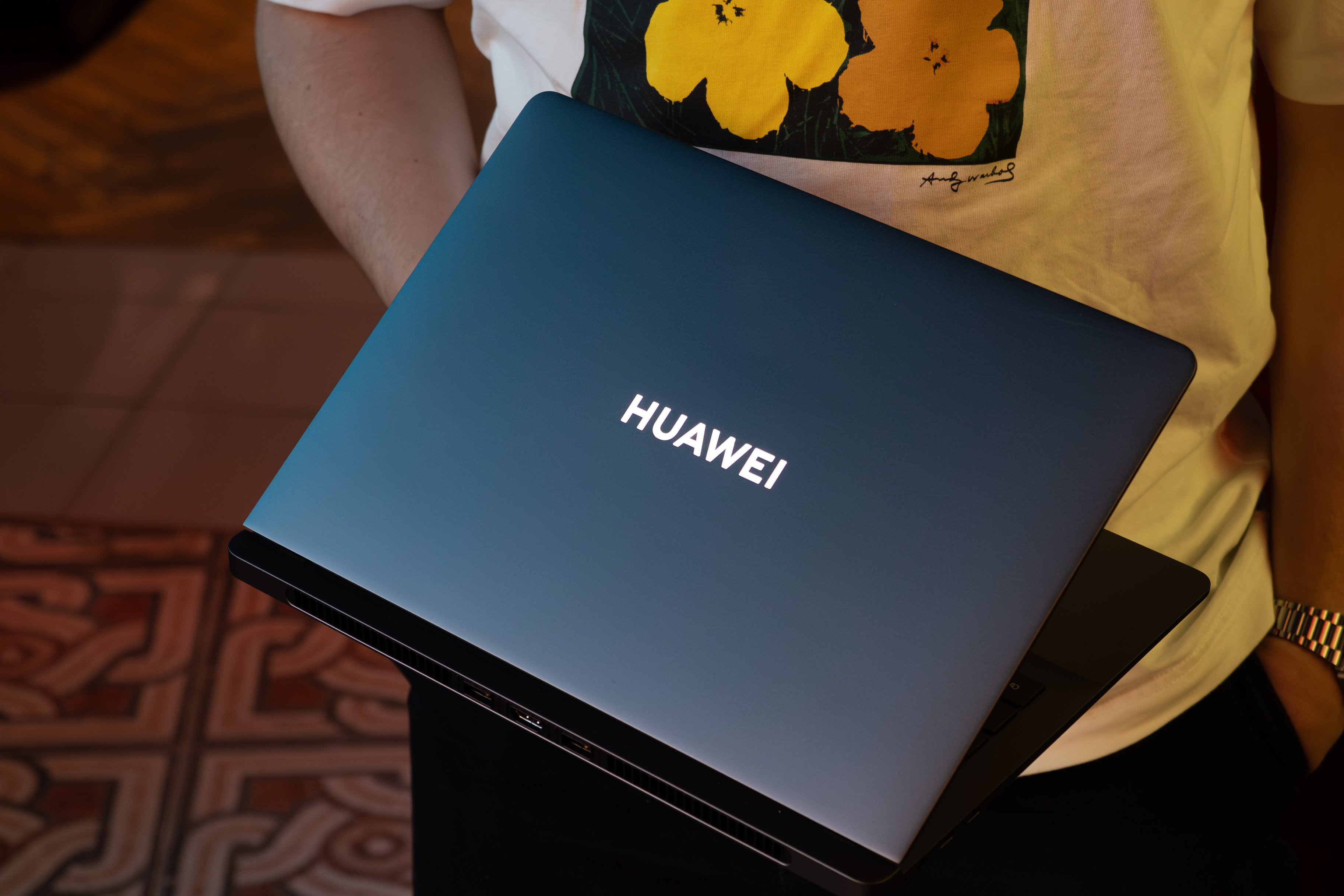 В меру тяжёлый, мощный и с кучей портов: тестируем очень необычный ультрабук HUAWEI