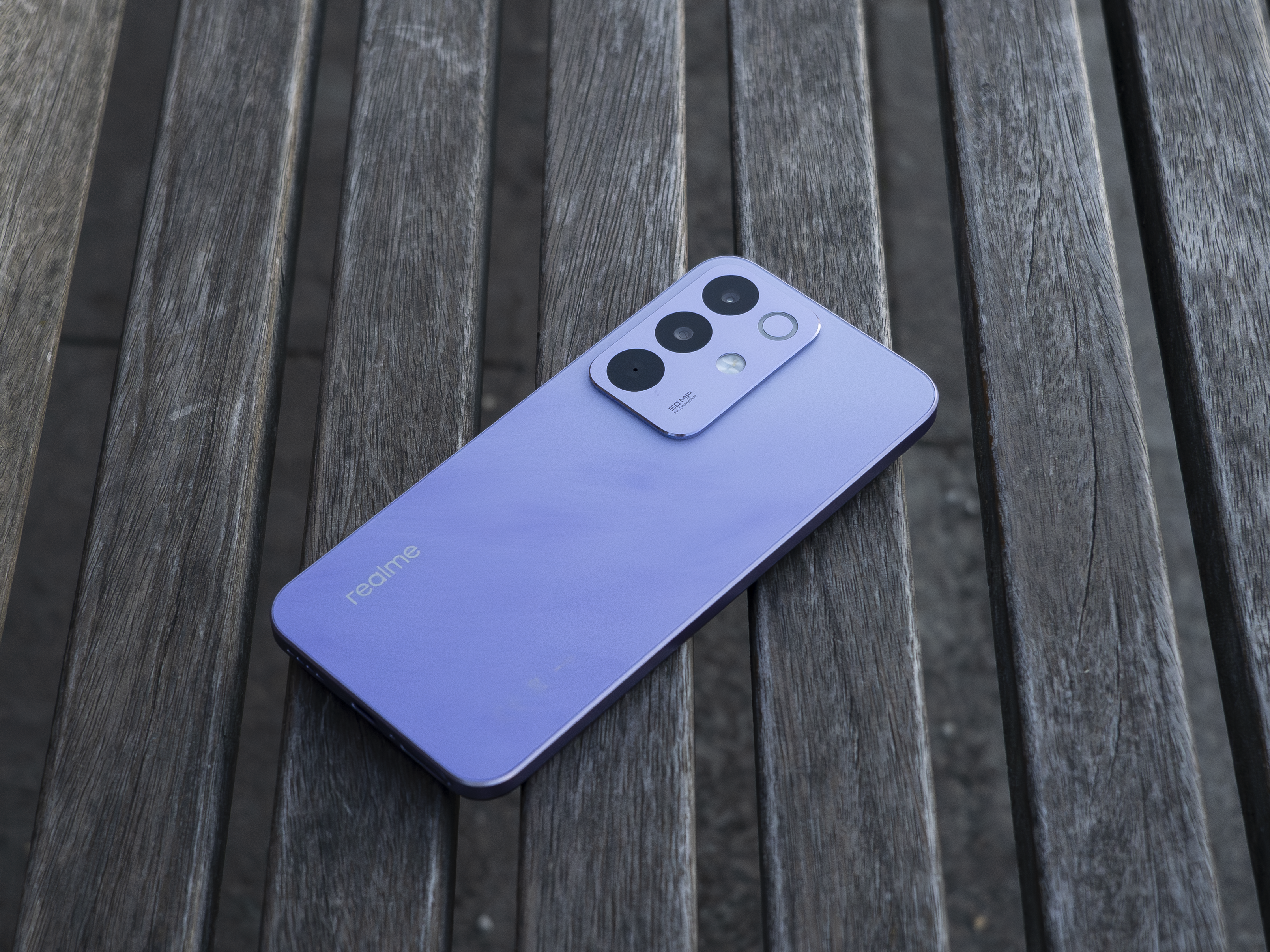 Realme C85: фиолетовый «вездеход» в мире бюджетников