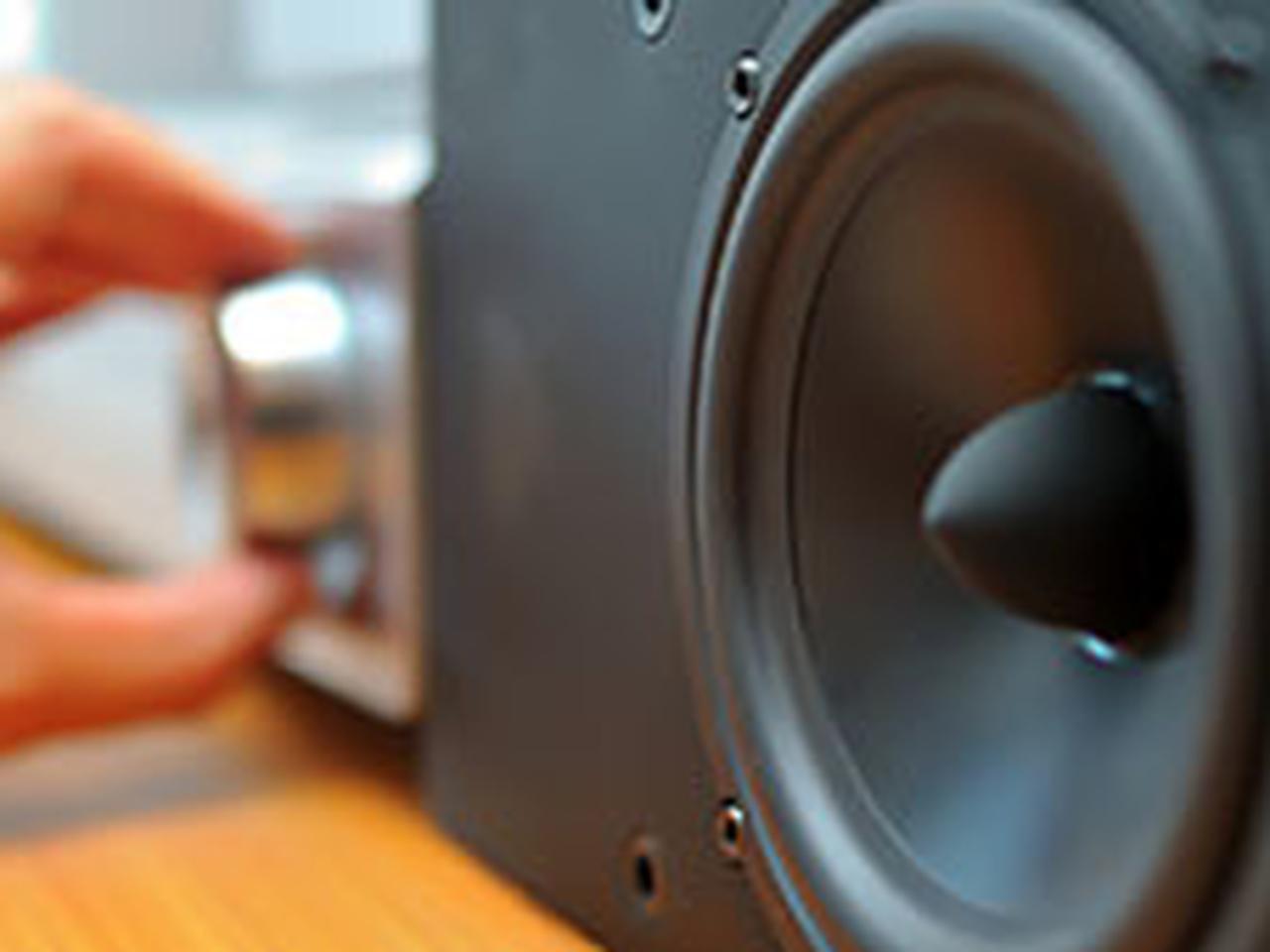 Сабвуфер Еле Играет почему?