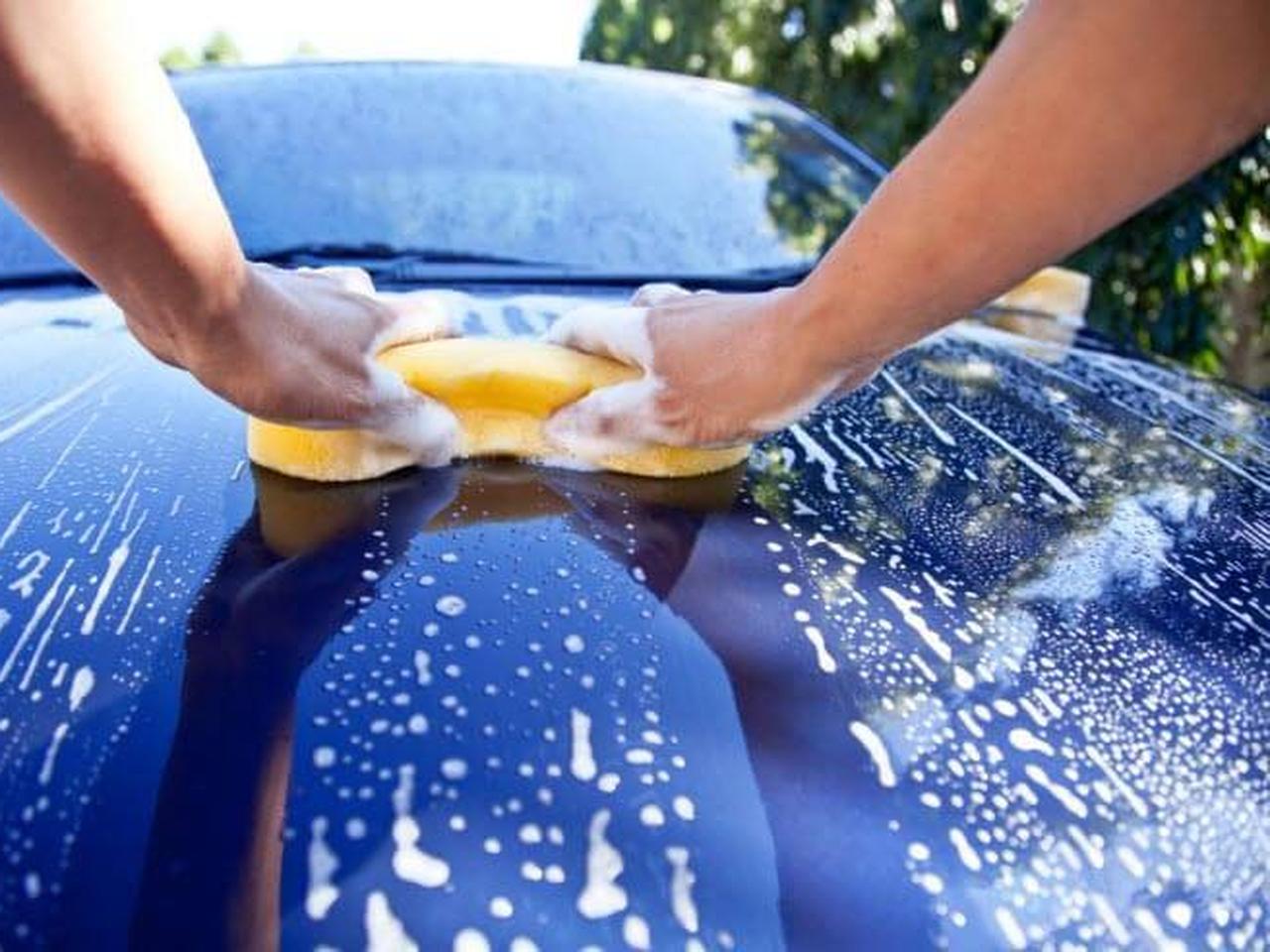 Мойка кузова автомобиля. Губка для мытья машины. Как помыть машину на мойке самообслуживания без разводов. Автомойка фон. Как мыть черную машину без разводов.