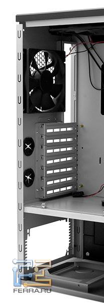 Заглушки отсеков расширения съемные, а карты закрепляются винтами