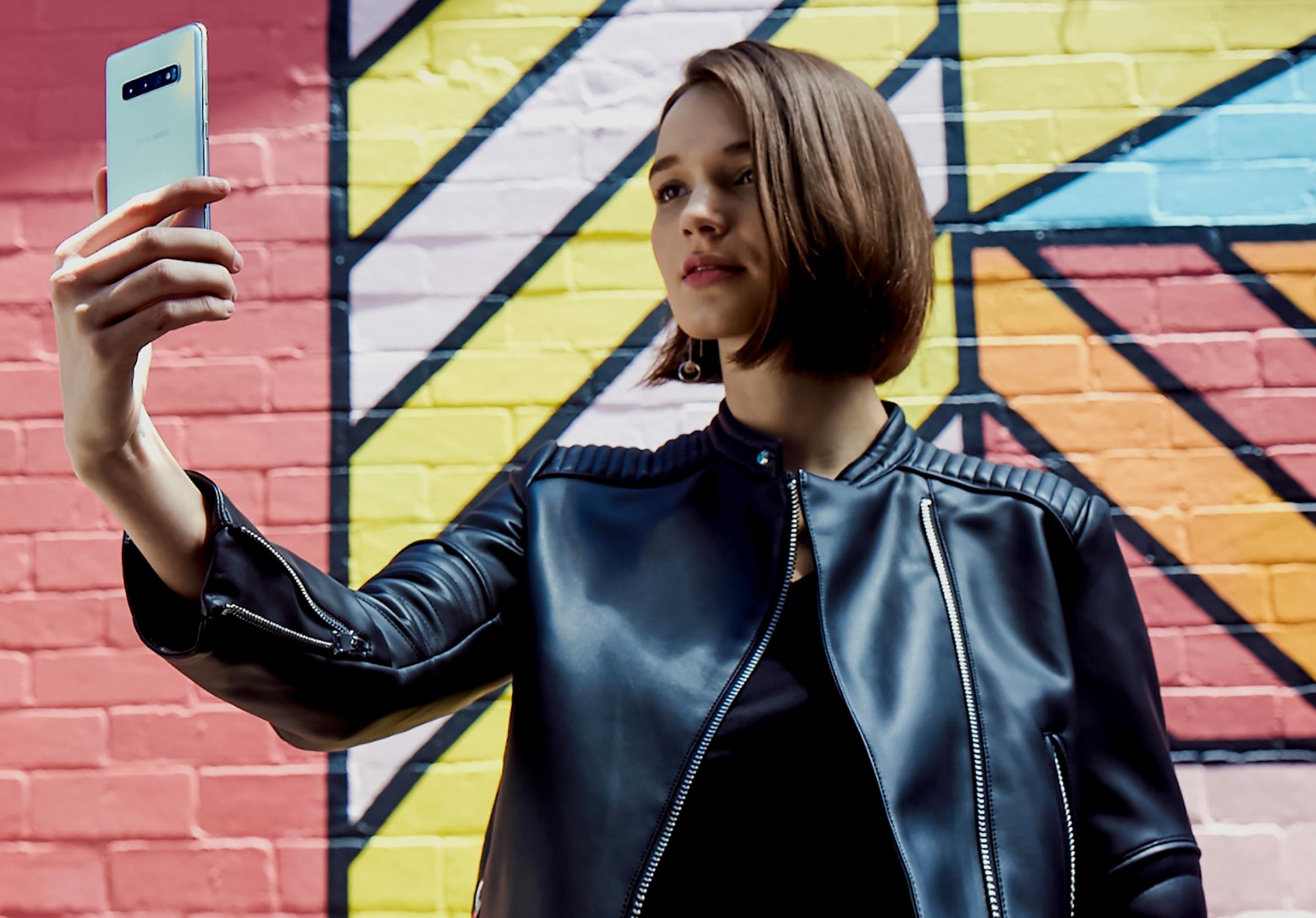 pochemu smartfony samsung odni iz