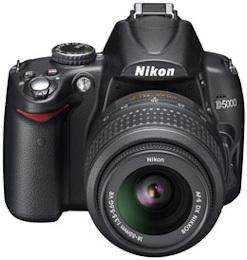 Nikon D5000
Самая свежая модель начального уровня от Nikon, продолжающая линейку D40/D40x/D60. Возможности камеры соответствуют последним тенденциям: 12-мегапиксельная матрица со стандартным для Nikon кроп-фактором 1.5, функция видеозаписи, режим Live View и откидной экран. Отверточный привод автофокуса отсутствует в D5000, как и в предшествующих моделях. Это значит, что автоматическая фокусировка будет работать только при использовании объективов с собственным мотором (маркировка AF-S). Буквально два года назад это было серьезной проблемой - пользователи D40/D40x не имели возможности использовать большинство автофокусных объективов Nikkor. Вернее, могли пользоваться ими только в режиме ручной фокусировки. Моторами на тот момент оснащались только профессиональные зум-объективы (AF-S 14-24/2.8, AF-S 24-70/2.8, AF-S 70-200/2.8), длиннофокусные линзы с постоянным фокусным расстоянием (AF-S 200/2) и бюджетные объективы со скромной светосилой (AF-S 18-55/3.5-5.6). Но теперь ситуация изменилась, и покупатели D5000 могут получить великолепного качества картинку без лишних затрат, благодаря новым AF-S объективам 35/1.8, 50/1.4 и 10-24/3.5-4.5. Кроме того, неплохие моторные объективы появились и в портфолио других производителей (Sigma, Tamron).

Nikon D5000 - прекрасная бюджетная камера, подходящая как для продвинутых любителей со скромным достатком, так и для совсем неопытных фотографов (специально для них предусмотрено 19 сюжетных режимов, часть которых перешла прямиком из серии Coolpix). Цена - чуть более 900 долларов за тушку и около 1000$ за комплект с объективом AF-S 18-55/3.5-5.6G VR.

Nikon D5000
Самая свежая модель начального уровня от Nikon, продолжающая линейку D40/D40x/D60. Возможности камеры соответствуют последним тенденциям: 12-мегапиксельная матрица со стандартным для Nikon кроп-фактором 1.5, функция видеозаписи, режим Live View и откидной экран. Отверточный привод автофокуса отсутствует в D5000, как и в предшествующих моделях. Это значит, что автоматическая фокусировка будет работать только при использовании объективов с собственным мотором (маркировка AF-S). Буквально два года назад это было серьезной проблемой - пользователи D40/D40x не имели возможности использовать большинство автофокусных объективов Nikkor. Вернее, могли пользоваться ими только в режиме ручной фокусировки. Моторами на тот момент оснащались только профессиональные зум-объективы (AF-S 14-24/2.8, AF-S 24-70/2.8, AF-S 70-200/2.8), длиннофокусные линзы с постоянным фокусным расстоянием (AF-S 200/2) и бюджетные объективы со скромной светосилой (AF-S 18-55/3.5-5.6). Но теперь ситуация изменилась, и покупатели D5000 могут получить великолепного качества картинку без лишних затрат, благодаря новым AF-S объективам 35/1.8, 50/1.4 и 10-24/3.5-4.5. Кроме того, неплохие моторные объективы появились и в портфолио других производителей (Sigma, Tamron).

Nikon D5000 - прекрасная бюджетная камера, подходящая как для продвинутых любителей со скромным достатком, так и для совсем неопытных фотографов (специально для них предусмотрено 19 сюжетных режимов, часть которых перешла прямиком из серии Coolpix). Цена - чуть более 900 долларов за тушку и около 1000$ за комплект с объективом AF-S 18-55/3.5-5.6G VR.