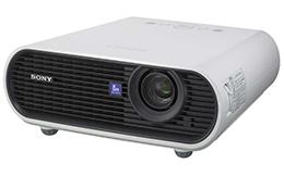 p_Sony-VPL-EX70

Данная модель использует матрицу TFT LCDx3 размером 0.63", что, несомненно, отражается на цене, которая в данном случае уже достигает 40000 рублей. Проектор обеспечивает хорошую яркость 2600 лм ANSI, а максимальное разрешение достигает XGA (1024x768). VPL-EX70 оборудован всеми необходимыми интерфейсами, и совместим с видеостандартами NTSC 3.58, PAL, PAL-M, PAL-N, PAL 60, SECAM, НDTV (480i, 480p, 575i, 575p, 720p, 1080i). Подобное решение является универсальным, и прекрасно походит как для офисного, так и домашнего использования. Срок службы лампы типа UHP мощностью 190 Вт составляет 3000 часов в экономичном режиме.

Sony VPL-EX70
Данная модель использует матрицу TFT LCDx3 размером 0.63", что, несомненно, отражается на цене, которая в данном случае уже достигает 40000 рублей. Проектор обеспечивает хорошую яркость 2600 лм ANSI, а максимальное разрешение достигает XGA (1024x768). VPL-EX70 оборудован всеми необходимыми интерфейсами, и совместим с видеостандартами NTSC 3.58, PAL, PAL-M, PAL-N, PAL 60, SECAM, НDTV (480i, 480p, 575i, 575p, 720p, 1080i). Подобное решение является универсальным, и прекрасно походит как для офисного, так и домашнего использования. Срок службы лампы типа UHP мощностью 190 Вт составляет 3000 часов в экономичном режиме.