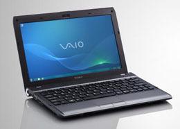 Sony VAIO VPC-YA1V9R
Sony VAIO VPC-YA1V9R — это ноутбук из новеньких. Его представили на недавней презентации Sony в качестве недорогого компактного и производительного решения. Подсерия YA базируется на платформе Intel, а названная модель комплектуется процессором Core i3-380UM (1,33 ГГц).
Помимо этого, конфигурация лэптопа включает 4 Гбайта оперативной памяти, жесткий диск на 500 Гбайт. Видеокарта, конечно же, встроенная — Intel HD Graphics, а коммуникационные возможности объединяют 100-мегабитный Ethernet, Wi-Fi 802.11a/b/g и Bluetooth 2.1. 11,6-дюймовый экран с отличной цветопередачей и большими углами обзора обеспечивает разрешение 1366х768. Ноутбук поставляется с аккумулятором на 4 ячейки (но все равно Sony обещает до 6 часов автономности) и Windows 7 Professional. За все это просят около 31 тысячи рублей. Не дешево, но это и не бюджетный вариант CULV-ноутбука.
Что касается дизайна, то он выполнен в прежнем стиле Sony. Строгая прямоугольная форма корпуса, местами с плавными скосами, темно-серый и черный цвета делают ноутбук не самым приметным. Но в целом все аккуратно и красиво. Что касается эргономики, то набирать текст на таком маленьком компьютере не очень комфортно, хотя раскладка клавиатуры в целом без огрехов. Разве что стрелочный блок расположен не очень удобно. Ну а к сенсорной панели претензий нет.

Sony VAIO VPC-YA1V9R
Sony VAIO VPC-YA1V9R — это ноутбук из новеньких. Его представили на недавней презентации Sony в качестве недорогого компактного и производительного решения. Подсерия YA базируется на платформе Intel, а названная модель комплектуется процессором Core i3-380UM (1,33 ГГц).
Помимо этого, конфигурация лэптопа включает 4 Гбайта оперативной памяти, жесткий диск на 500 Гбайт. Видеокарта, конечно же, встроенная — Intel HD Graphics, а коммуникационные возможности объединяют 100-мегабитный Ethernet, Wi-Fi 802.11a/b/g и Bluetooth 2.1. 11,6-дюймовый экран с отличной цветопередачей и большими углами обзора обеспечивает разрешение 1366х768. Ноутбук поставляется с аккумулятором на 4 ячейки (но все равно Sony обещает до 6 часов автономности) и Windows 7 Professional. За все это просят около 31 тысячи рублей. Не дешево, но это и не бюджетный вариант CULV-ноутбука.
Что касается дизайна, то он выполнен в прежнем стиле Sony. Строгая прямоугольная форма корпуса, местами с плавными скосами, темно-серый и черный цвета делают ноутбук не самым приметным. Но в целом все аккуратно и красиво. Что касается эргономики, то набирать текст на таком маленьком компьютере не очень комфортно, хотя раскладка клавиатуры в целом без огрехов. Разве что стрелочный блок расположен не очень удобно. Ну а к сенсорной панели претензий нет.