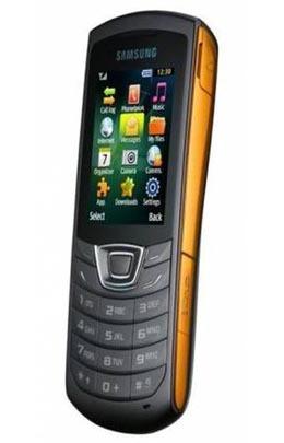 Samsung C3200 Monte Bar
Если S5620 Monte - это универсальный, сбалансированный тачфон, то С3200 является его «родственником» в секторе кнопочных телефонов. Внешний вид аккуратный, сдержанный, без экспериментаторских решений. Любовь корейских производителей к глянцевому пластику известна давно, но зачем делать всю заднюю крышку телефона из этого непрактичного материала? Клавиатура, напротив, сделана из прорезиненного материала, при наборе пальцы не скользят, нажатия точно фиксируются.
С3200 первым среди обыкновенных телефонов Samsung получил новую программную платформу. Обновления коснулись главного экрана: он стал более функциональным. Теперь на нем размещены ссылки на ярлыки, как в Active Standby у Nokia. Настоящей находкой для рассеянных пользователей станет «корзина», в которой некоторое время хранятся удаленные файлы.
С мультимедийной точки зрения телефон очень неоднозначный. Возможностей будет достаточно для прослушивания музыки (предусмотрен стандартный 3,5 мм аудиоразъем), в отношении фото- и видеопросмотра он невыразителен. Камера, к примеру, обладает характеристиками начального уровня. Но, несмотря на это, Monte Bar для своей цены имеет привлекательное сочетание дизайна, хорошего дисплея и "свежей", актуальной программной платформы.

Samsung C3200 Monte Bar
Если S5620 Monte - это универсальный, сбалансированный тачфон, то С3200 является его «родственником» в секторе кнопочных телефонов. Внешний вид аккуратный, сдержанный, без экспериментаторских решений. Любовь корейских производителей к глянцевому пластику известна давно, но зачем делать всю заднюю крышку телефона из этого непрактичного материала? Клавиатура, напротив, сделана из прорезиненного материала, при наборе пальцы не скользят, нажатия точно фиксируются.
С3200 первым среди обыкновенных телефонов Samsung получил новую программную платформу. Обновления коснулись главного экрана: он стал более функциональным. Теперь на нем размещены ссылки на ярлыки, как в Active Standby у Nokia. Настоящей находкой для рассеянных пользователей станет «корзина», в которой некоторое время хранятся удаленные файлы.
С мультимедийной точки зрения телефон очень неоднозначный. Возможностей будет достаточно для прослушивания музыки (предусмотрен стандартный 3,5 мм аудиоразъем), в отношении фото- и видеопросмотра он невыразителен. Камера, к примеру, обладает характеристиками начального уровня. Но, несмотря на это, Monte Bar для своей цены имеет привлекательное сочетание дизайна, хорошего дисплея и "свежей", актуальной программной платформы.
