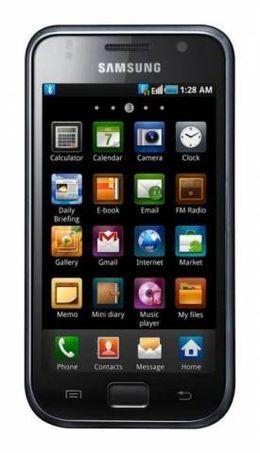 Samsung Galaxy S
Топовый Android-смартфон в линейке Samsung и, по совместительству, один из самых функциональных смартфонов на сегодняшний день. Размеры корпуса Galaxy S велики, это предопределено использованием 4-дюймового дисплея, но при этом корпус тонкий: держать его в руки и носить в кармане в целом удобно.
Дисплей заслуживает максимальной оценки. Сравниться с Super AMOLED дисплеем по качеству сейчас могут буквально несколько конкурентов, среди них еще одна модель Samsung - Wave, iPhone 4, а также еще не вышедшая Nokia E7. Кроме того, Galaxy S может похвастаться и впечатляющей производительностью. В нем установлен 1-гигагерцовый процессор, а также мощный графический ускоритель. Так что просмотр HD-видео на смартфоне больше не вляется невыполнимой задачей.
В Samsung позаботились о базовой программной начинке: расширили стандартную конфигурацию, добавив несколько полезных утилит. Например, пользователям по умолчанию доступен ввод текста Swype, «читалка» для электронных книг, утилита для удаленного управления медиаконтентом (на сервере или другом компьютере) и многое другое.
Объем собственной памяти для хранения данных составляет 8 ГБ, также доступен слот для карточек microSD. Коммуникационные возможности в модели представлены в полном объеме - поддержка сетей 3,5G, WLAN, Bluetooth и GPS. Но, конечно, столь внушительный функциональный набор не мог не отразиться на продолжительности автономной работы - для i9000 она составляет ориентировочно сутки.

Samsung Galaxy S
Топовый Android-смартфон в линейке Samsung и, по совместительству, один из самых функциональных смартфонов на сегодняшний день. Размеры корпуса Galaxy S велики, это предопределено использованием 4-дюймового дисплея, но при этом корпус тонкий: держать его в руки и носить в кармане в целом удобно.
Дисплей заслуживает максимальной оценки. Сравниться с Super AMOLED дисплеем по качеству сейчас могут буквально несколько конкурентов, среди них еще одна модель Samsung - Wave, iPhone 4, а также еще не вышедшая Nokia E7. Кроме того, Galaxy S может похвастаться и впечатляющей производительностью. В нем установлен 1-гигагерцовый процессор, а также мощный графический ускоритель. Так что просмотр HD-видео на смартфоне больше не вляется невыполнимой задачей.
В Samsung позаботились о базовой программной начинке: расширили стандартную конфигурацию, добавив несколько полезных утилит. Например, пользователям по умолчанию доступен ввод текста Swype, «читалка» для электронных книг, утилита для удаленного управления медиаконтентом (на сервере или другом компьютере) и многое другое.
Объем собственной памяти для хранения данных составляет 8 ГБ, также доступен слот для карточек microSD. Коммуникационные возможности в модели представлены в полном объеме - поддержка сетей 3,5G, WLAN, Bluetooth и GPS. Но, конечно, столь внушительный функциональный набор не мог не отразиться на продолжительности автономной работы - для i9000 она составляет ориентировочно сутки.