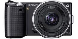 Sony NEX 5
Выпуском данной модели Sony нанесла сокрушительный удар сразу двум сегментам - продвинутым "мыльниц" и бюджетным зеркальным камерам. Разумеется, зачем покупать то или другое, когда можно купить Sony NEX и получить преимущества сразу двух сегментов - компактность первого, качество изображения и функционал вторых?

Гибридный фотоаппарат разрабатывался с учетом опыта трех передовых подразделений Sony - по производству компактных фотокамер CyberShot, видеокамер и зеркальной фототехники Sony Alpha. Справились с этой задачей все трое весьма успешно - новинка снимает Full HD видеоролики разрешением 1080p/60i в компактном контейнере AVCHD и одновременно является самым маленьким в мире гибридным фотоаппаратом, меньше самых компактных моделей системы Micro Four Thirds. При этом камера несет в себе полноценный 14,2-мегапиксельный APS-C сенсор Exmor, идентичный по размерам сенсорам в зеркальных фотоаппаратах.

Уменьшить габариты Sony удалось за счет отказа от зеркала в конструкции камеры, разработки нового байонетного крепления для объективов и выноса встроенной вспышки во внешнее устройство, подключаемое по желанию.

С нацеленностью на начинающих фотографов был разработан уникальный графический интерфейс, козырем которого являются наглядность и простота, благодаря чему освоить NEX 5 можно без инструкции даже самому далекому от фотографии пользователю.

Отдельная кнопка старта съемки видеороликов не даст вам пропустить важный момент, а наклонный 3-дюймовый дисплей разрешением 920 000 пикселей добавит удобства при съемке с нестандартных ракурсов, над головой или близко к земле.

В общем, если вам необходимо максимальное качество снимков при минимальных габаритах камеры - лучшего решения на сегодняшний день вам не найти, особенно с учетом низкой стоимости Sony NEX (за комплект с китовым объективом продавцы потребуют $700).

Материалы по теме: 
Предварительный обзор Sony NEX.

Sony NEX 5
Выпуском данной модели Sony нанесла сокрушительный удар сразу двум сегментам - продвинутым "мыльниц" и бюджетным зеркальным камерам. Разумеется, зачем покупать то или другое, когда можно купить Sony NEX и получить преимущества сразу двух сегментов - компактность первого, качество изображения и функционал вторых?

Гибридный фотоаппарат разрабатывался с учетом опыта трех передовых подразделений Sony - по производству компактных фотокамер CyberShot, видеокамер и зеркальной фототехники Sony Alpha. Справились с этой задачей все трое весьма успешно - новинка снимает Full HD видеоролики разрешением 1080p/60i в компактном контейнере AVCHD и одновременно является самым маленьким в мире гибридным фотоаппаратом, меньше самых компактных моделей системы Micro Four Thirds. При этом камера несет в себе полноценный 14,2-мегапиксельный APS-C сенсор Exmor, идентичный по размерам сенсорам в зеркальных фотоаппаратах.

Уменьшить габариты Sony удалось за счет отказа от зеркала в конструкции камеры, разработки нового байонетного крепления для объективов и выноса встроенной вспышки во внешнее устройство, подключаемое по желанию.

С нацеленностью на начинающих фотографов был разработан уникальный графический интерфейс, козырем которого являются наглядность и простота, благодаря чему освоить NEX 5 можно без инструкции даже самому далекому от фотографии пользователю.

Отдельная кнопка старта съемки видеороликов не даст вам пропустить важный момент, а наклонный 3-дюймовый дисплей разрешением 920 000 пикселей добавит удобства при съемке с нестандартных ракурсов, над головой или близко к земле.

В общем, если вам необходимо максимальное качество снимков при минимальных габаритах камеры - лучшего решения на сегодняшний день вам не найти, особенно с учетом низкой стоимости Sony NEX (за комплект с китовым объективом продавцы потребуют $700).

Материалы по теме: 
Предварительный обзор Sony NEX.