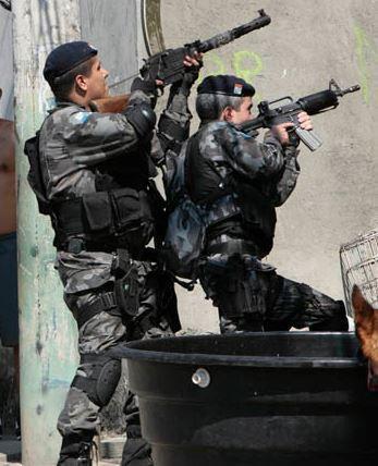 Бразильские полицейские с пулемётом Мадсен ведут бой в трущобах Рио