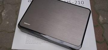 Необычная форма, привычные возможности. Обзор сетевого хранилища QNAP HS-210