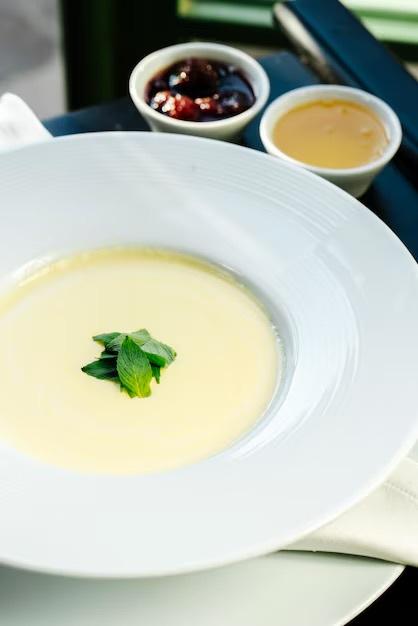 Врач перечислила полезные для здоровья свойства манной каши