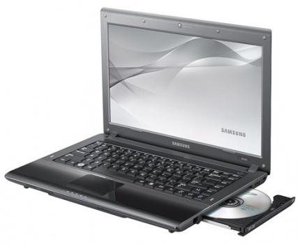 Samsung R440
Samsung R440 – это доступный 14-дюймовый ноутбук Samsung. Из-за своих размеров он одновременно является не очень крупным лэптопом и обладает хорошей эргономикой. Цифрового блока на клавиатуре у него нет, но места, куда можно положить запястья рук, чтобы те не уставали, предостаточно. К тому же он не очень тяжелый (около 2,15 кг) и может работать от аккумулятора до 3 часов.
Что касается конфигурации, то данный компьютер на нашем рынке в основном представлен двумя конфигурациями. Первая, что подешевле, построена на чипе Pentium Dual-Core P6000, имеет 2 Гбайта ОЗУ и жесткий диск на 250 Гбайт. Стоит, в общем-то, немного — порядка 18-19 тысяч.
Второй Samsung R440 укомплектован более мощным процессором Core i3-350M, ОЗУ на 3 Гбайта, а также дискретной видеокартой ATI Mobility Radeon HD 545v. Такая система более универсальна и на ней можно выполнять большее число задач. Впрочем, и цена на нее установлена соответствующая — 24-26 тысяч. Это уже не бюджетный класс, но все же доступный большинству.

Samsung R440
Samsung R440 – это доступный 14-дюймовый ноутбук Samsung. Из-за своих размеров он одновременно является не очень крупным лэптопом и обладает хорошей эргономикой. Цифрового блока на клавиатуре у него нет, но места, куда можно положить запястья рук, чтобы те не уставали, предостаточно. К тому же он не очень тяжелый (около 2,15 кг) и может работать от аккумулятора до 3 часов.
Что касается конфигурации, то данный компьютер на нашем рынке в основном представлен двумя конфигурациями. Первая, что подешевле, построена на чипе Pentium Dual-Core P6000, имеет 2 Гбайта ОЗУ и жесткий диск на 250 Гбайт. Стоит, в общем-то, немного — порядка 18-19 тысяч.
Второй Samsung R440 укомплектован более мощным процессором Core i3-350M, ОЗУ на 3 Гбайта, а также дискретной видеокартой ATI Mobility Radeon HD 545v. Такая система более универсальна и на ней можно выполнять большее число задач. Впрочем, и цена на нее установлена соответствующая — 24-26 тысяч. Это уже не бюджетный класс, но все же доступный большинству.