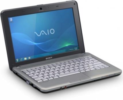 Sony VAIO VPC-M12M1R
О нетбуках Sony пока не забывает. В ее ассортименте имеется несколько моделей и VPC-M12M1R одна из них. Этот нетбук основан на чипе Intel Atom N470 — он быстрее моделей N450/N455, что используются большинством производителей, на 166 МГц. Видимо, этим самым Sony подчеркивает эксклюзивность своей продукции. Впрочем, остальные характеристики VAIO M12M1R не блещут: 1 Гбайт ОЗУ, 250 Гбайт жесткий диск, поддержка Bluetooth тоже присутствует. И за все это — более 17 тысяч. На наш взгляд, цена явно завышена.
Еще нетбук довольно много весит — целых 1,4 кг. Такая масса характерна для 11,6-дюймовых моделей, но никак не для 10,1-дюймовой. Впрочем, по нему сразу видно, что компьютер слишком «лопоухий» — окантовка экрана довольно толстая. Зато это позволило разместить клавиатуру с весьма удобной раскладкой и большую сенсорную панель. Стоит ли оно того — решать вам. В целом внешний вид нетбука Sony довольно приятный. Кроме того, он доступен в разных цветах.

Sony VAIO VPC-M12M1R
О нетбуках Sony пока не забывает. В ее ассортименте имеется несколько моделей и VPC-M12M1R одна из них. Этот нетбук основан на чипе Intel Atom N470 — он быстрее моделей N450/N455, что используются большинством производителей, на 166 МГц. Видимо, этим самым Sony подчеркивает эксклюзивность своей продукции. Впрочем, остальные характеристики VAIO M12M1R не блещут: 1 Гбайт ОЗУ, 250 Гбайт жесткий диск, поддержка Bluetooth тоже присутствует. И за все это — более 17 тысяч. На наш взгляд, цена явно завышена.
Еще нетбук довольно много весит — целых 1,4 кг. Такая масса характерна для 11,6-дюймовых моделей, но никак не для 10,1-дюймовой. Впрочем, по нему сразу видно, что компьютер слишком «лопоухий» — окантовка экрана довольно толстая. Зато это позволило разместить клавиатуру с весьма удобной раскладкой и большую сенсорную панель. Стоит ли оно того — решать вам. В целом внешний вид нетбука Sony довольно приятный. Кроме того, он доступен в разных цветах.
