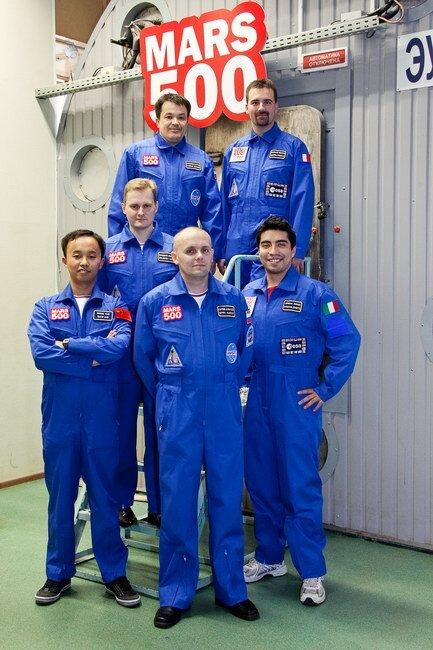 Экипаж 520-суточной изоляции:  Алексей Ситев, Сухроб Камолов, Александр Смолеевский, Ромэн Шарль, Диего Урбина и Ванг Юэ