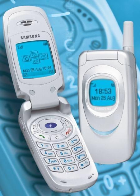 Дешёвая раскладушка Samsung A800 была лицом компании. И корейцы очень хотели отмыться от репутации производителя бестолковых погремушек для нищих студенток