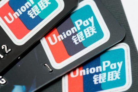 Два российских подсанкционных банка перестали выпускать карты китайской UnionPay