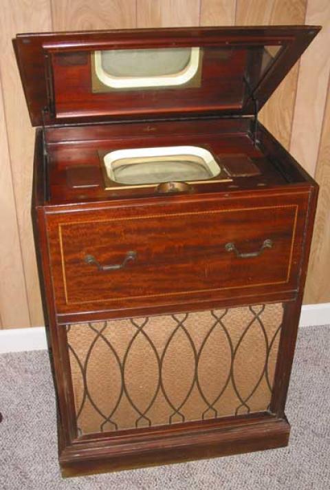 Один из первых телевизоров