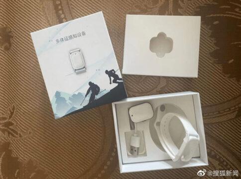 На китайцев в карантине начали надевать электронные браслеты. Люди опасаются слежки с их помощью