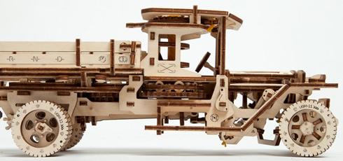 Обзор конструктора Ugears UGM 11. Как мы собирали грузовик из 420 деталей