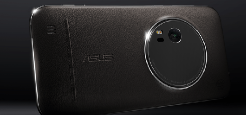 Камерофон ASUS ZenFone Zoom в руках фотографа