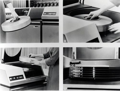 Модель IBM 1311 отличалась съемными дисками