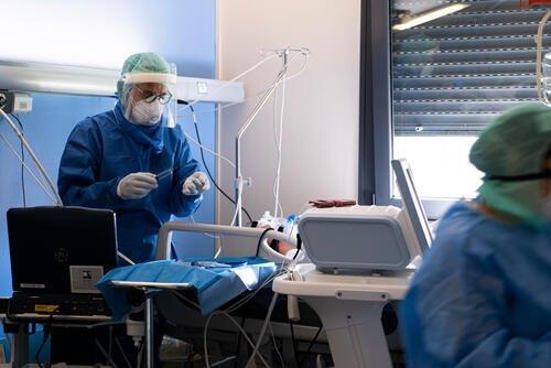 Учёные: женщины тяжелее болеют длительным COVID-19, чем мужчины