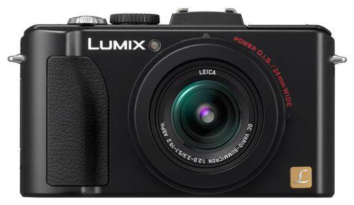 Lumix LX-5 - вид спереди: объектив, прорезиненная рукоятка и светодиод, помогающий фокусироваться в темноте