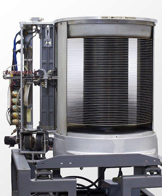 Это не машина спортлото и не промышленный обогреватель — это первый коммерческий жёсткий диск