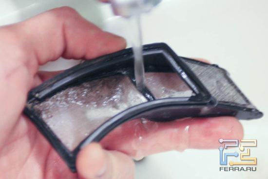 Промываем фильтр водой