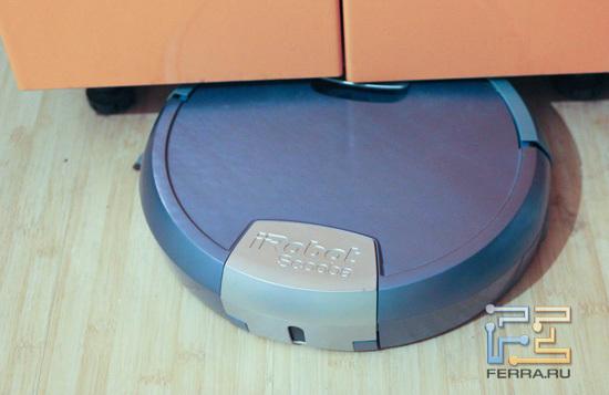 iRobot Scooba 385 заползает под кухонный шкафчик