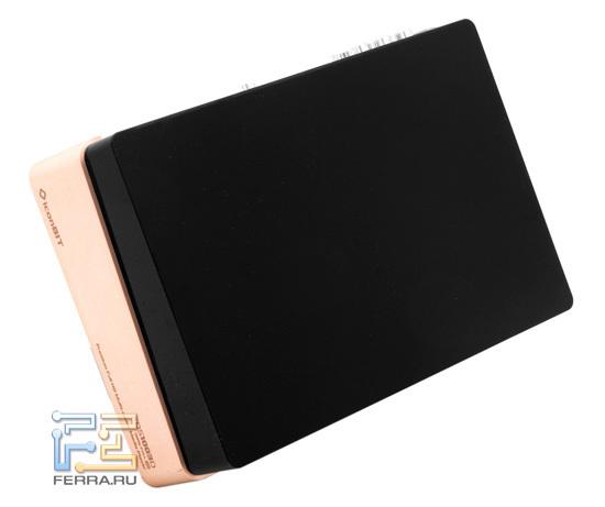 Полированная пластиковая крышка чёрного цвета