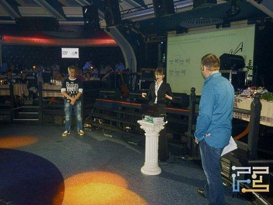 Сотрудникам Kaspersky Lab Александре Кальченко и Олегу Гудилину помогает Александр Пушной