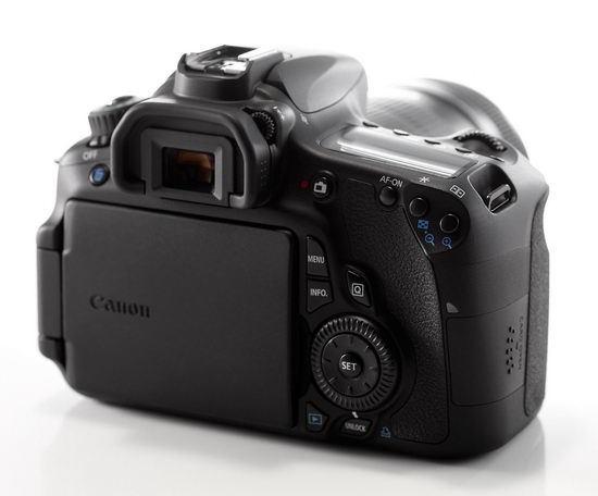 Canon EOS 60D – экран в закрытом положении. В таком виде он надежно защищен от повреждений