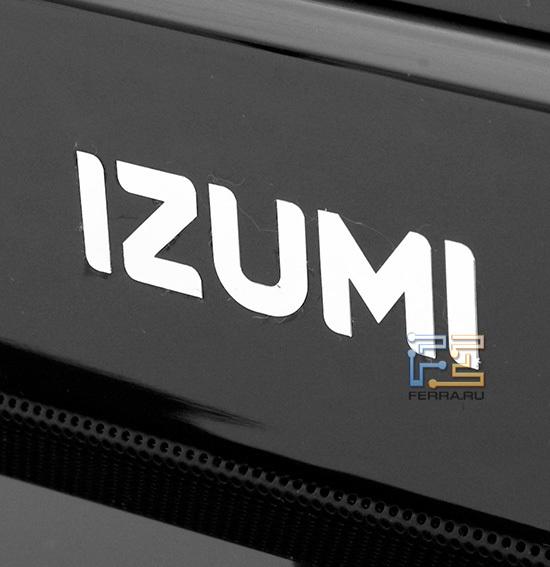 Передняя грань рамки экрана украшена лишь лаконичным логотипом Izumi и светодиодом