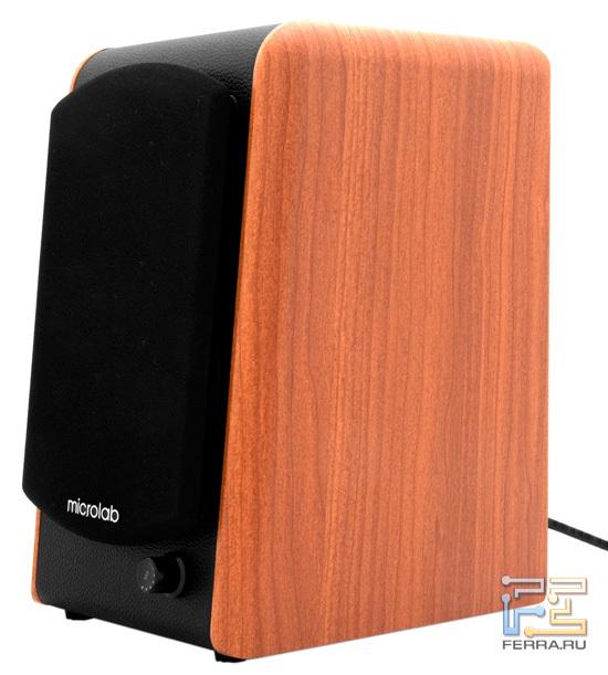 Накладки по бокам Microlab B-77 имитируют дерево