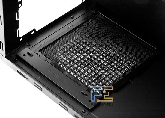 Съемный фильтр от пыли лишь один. Фильтрации спереди не предусмотрено