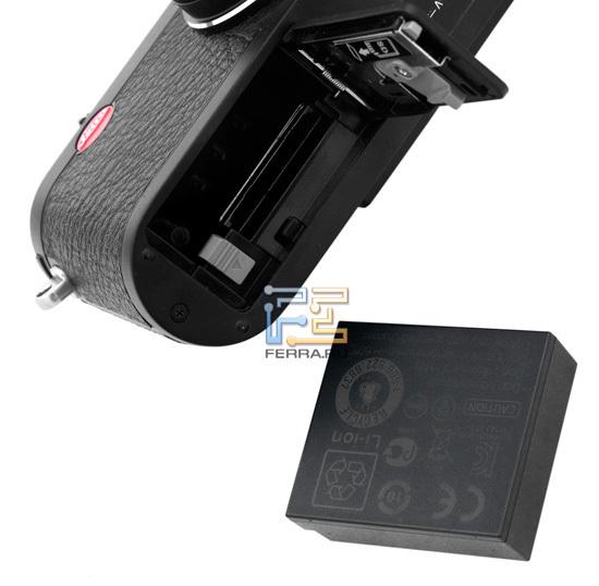 Leica X1: открытый отсек для батареи и аккумулятор