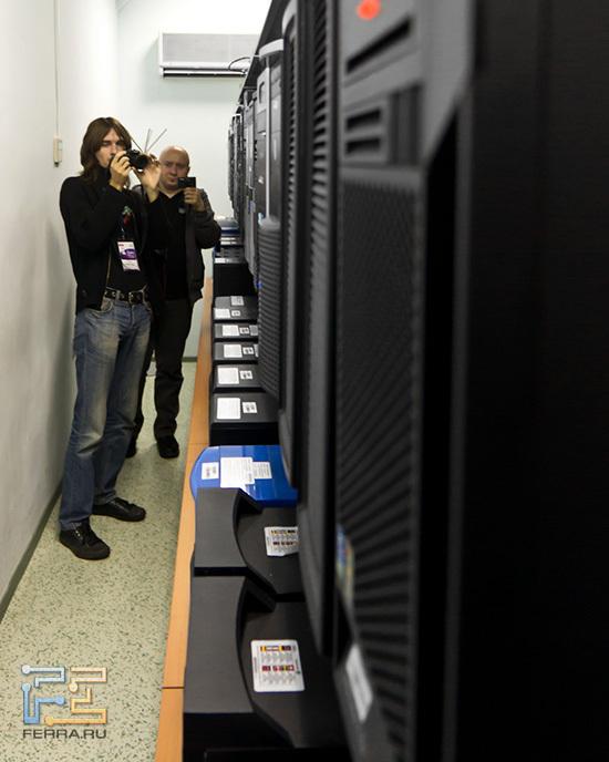 Стройный ряд корпусов в тестовой лаборатории