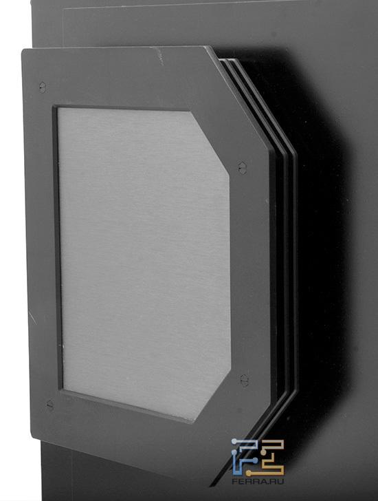 Левая крышка оснащена весьма странным устройством…