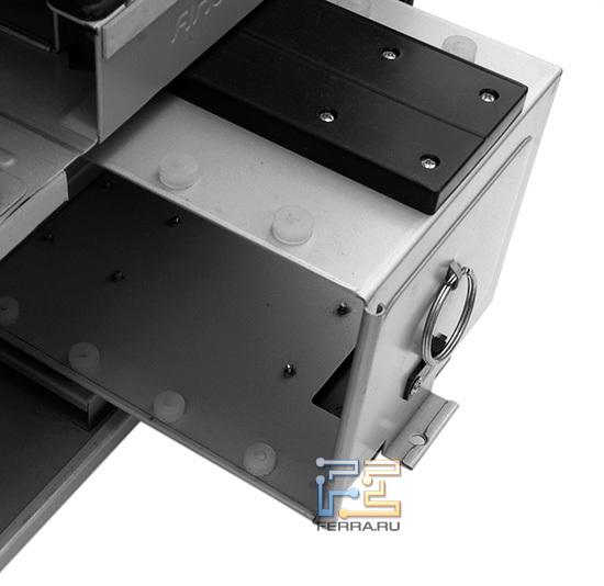 Нижняя корзина для накопителей вытаскивается, так же, как и верхняя