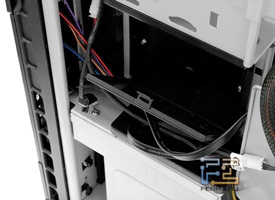 Пластиковая коробочка для принадлежностей — хорошее решение, но расположено оно неоптимально