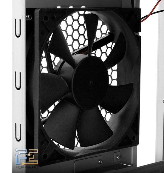 Вентилятор на задней панели предустановлен производителем