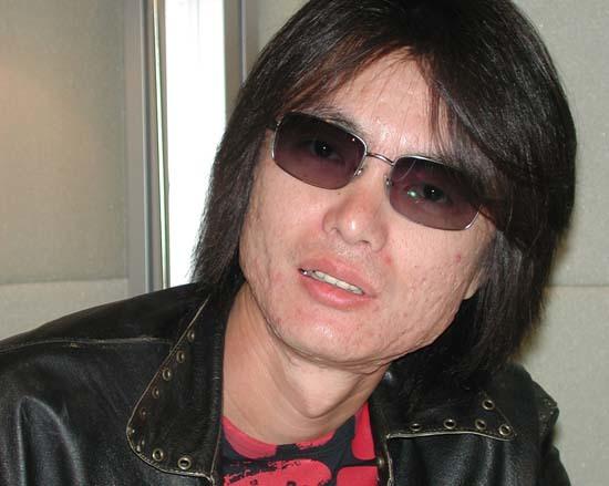 Tokyo Game Show 2011 — Томонобу Итагаки сам по себе человек «брутальный» — чаще всего одевается крайне броско и дает очень «горячие» интервью