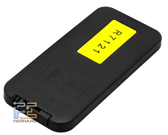 Microlab SOLO-6C: вид сзади со слотом для элемента питания