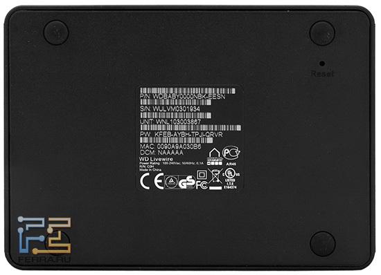 Под двумя из мягких приклеенных ножек скрыты скрепляющие корпус винты