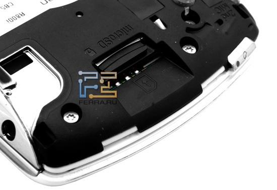 Слот для SIM-карты и microSD-флэшки под крышкой Sony Ericsson Xperia Play