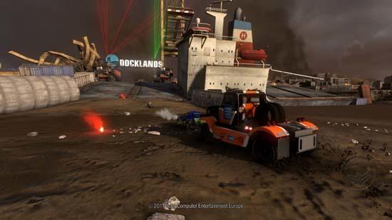 Чтобы игроки не заблудились, некоторые трассы в MotorStorm: Apocalypse обозначаются специальными сигнальными огнями