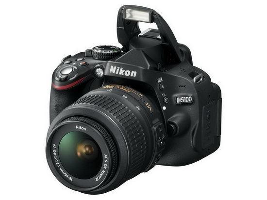 Клавиша Fn и кнопка контроля вспышки расположены на левом боку Nikon D5100
