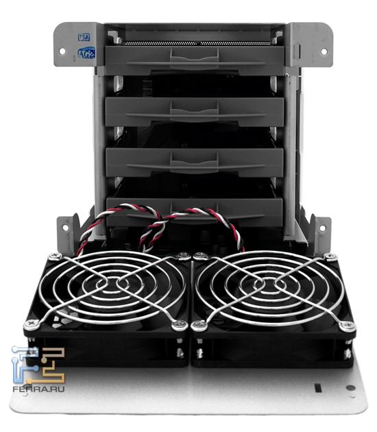 Synology DS410j с открытой задней крышкой